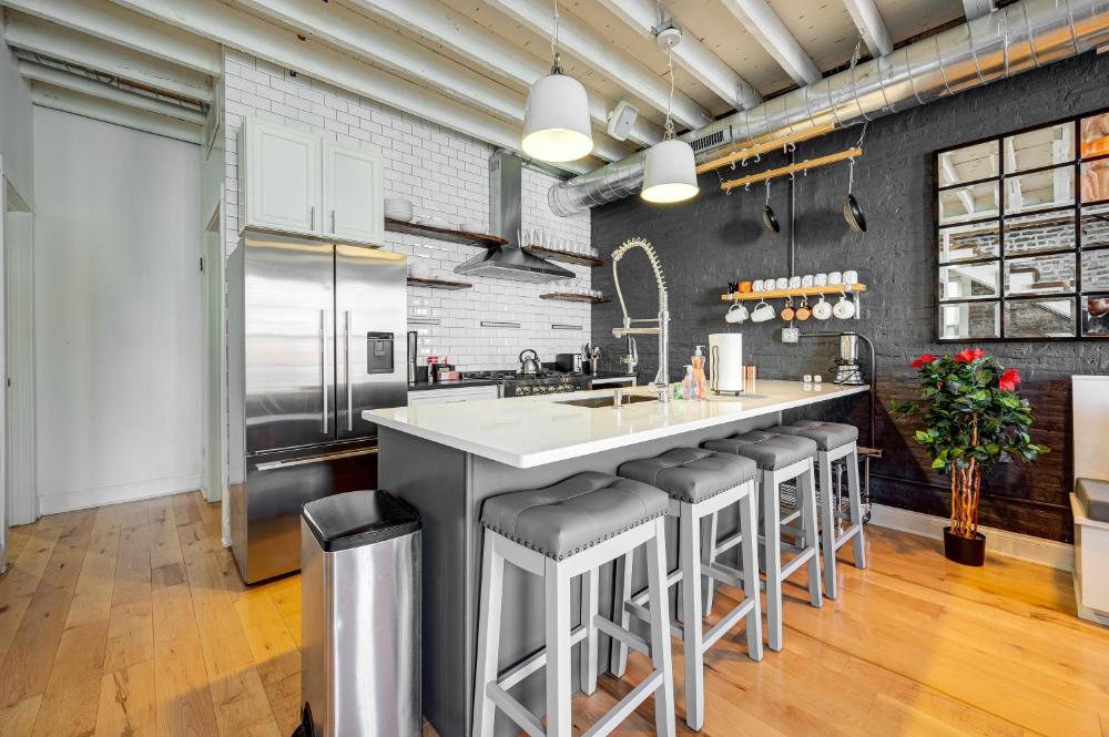 Top Floor in the Heart of West Town! Perfect for Any Group and PET FRIENDLY! apts